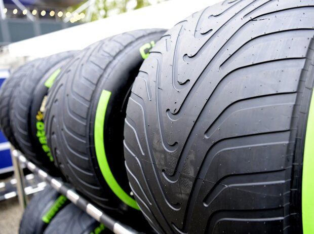Titel-Bild zur News: Intermediate-Reifen von Pirelli