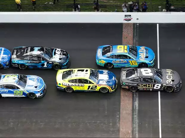 NASCAR-Action auf dem Indianapolis-Rundkurs Titel-Bild zur News: NASCAR-Action auf dem Indianapolis-Rundkurs
