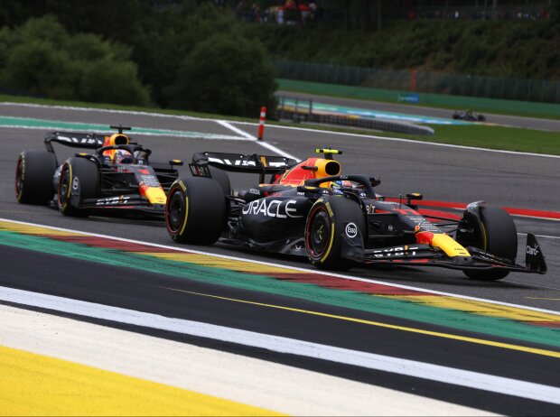 Sergio Perez vor Max Verstappen (Red Bull RB19) beim Formel-1-Rennen in Belgien 2023