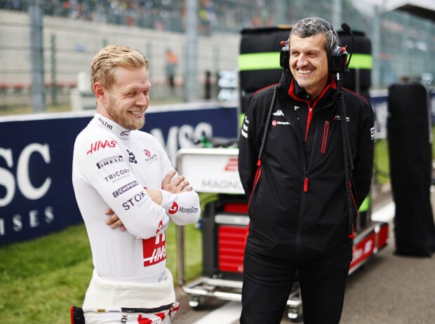 Kevin Magnussen und Günther Steiner lachen in der Startaufstellung