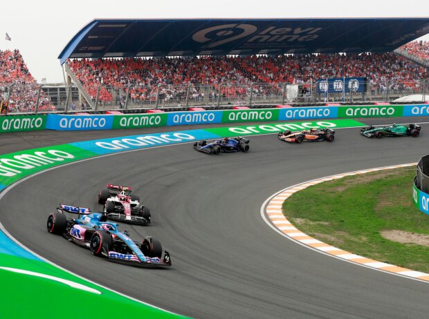 Guanyu Zhou, Fernando Alonso Guanyu Zhou, Fernando Alonso