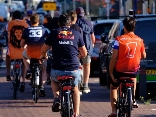 Fans in Zandvoort auf dem Fahrrad
