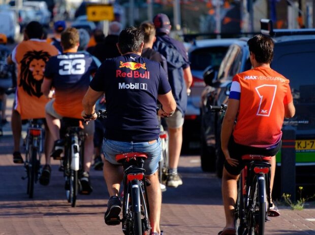 Fans in Zandvoort auf dem Fahrrad Fans in Zandvoort auf dem Fahrrad