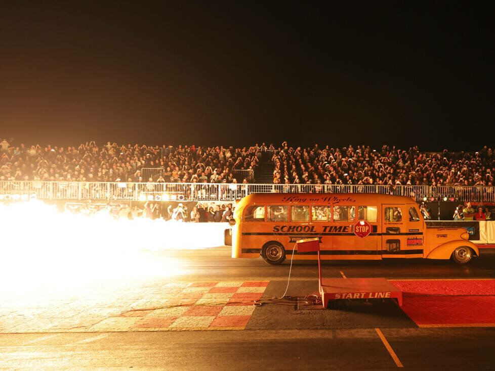 Jet-Dragster bei Nacht - ein heißes Spektakel!