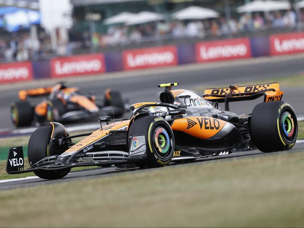 Lando Norris im McLaren MCL60 in Silverstone 2023 vor Oscar Piastri