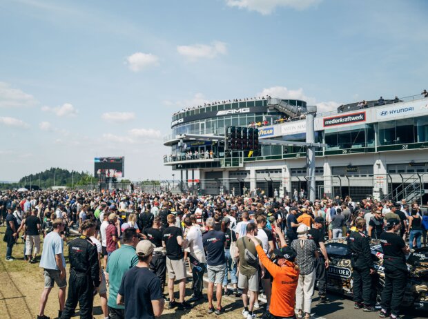 Motorsport zum Anfassen beim Saisonhöhepunkt der NLS Motorsport zum Anfassen beim Saisonhöhepunkt der NLS