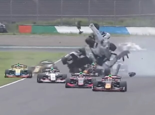 Titel-Bild zur News: Unfall beim Rennen der Super Formula in Motegi 2023