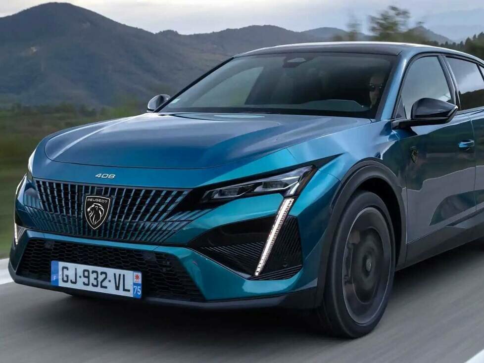 Peugeot 408 Hybrid 225 e-EAT8 (2022)
