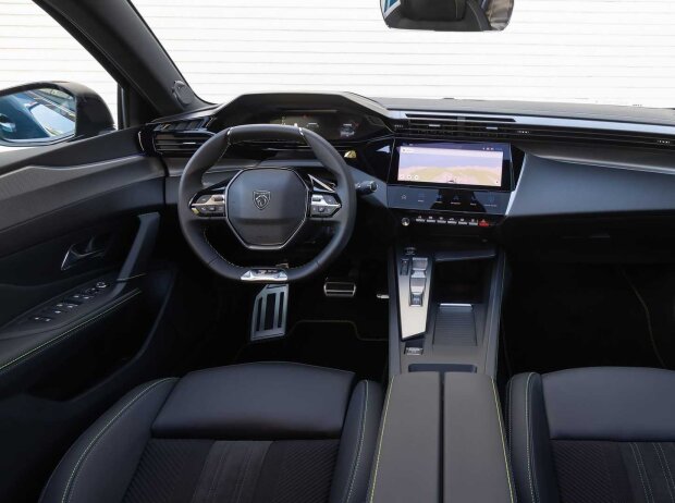 Peugeot 408 Hybrid 225 e-EAT8 (2022) Peugeot 408 Hybrid 225 e-EAT8 (2022)