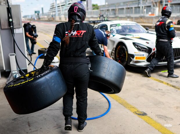 Voller Einsatz: Barbara Geibel arbeitet im ADAC GT Masters beim Haupt Racing Team