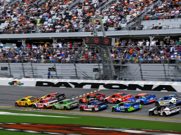 Titel-Bild zur News: NASCAR-Action beim Coke Zero 400 auf dem Daytona International Speedway