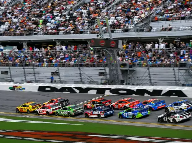 NASCAR-Action beim Coke Zero 400 auf dem Daytona International Speedway Titel-Bild zur News: NASCAR-Action beim Coke Zero 400 auf dem Daytona International Speedway