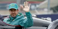 Fernando Alonso winkt bei der Formel-1-Fahrerparade 2023 in Belgien