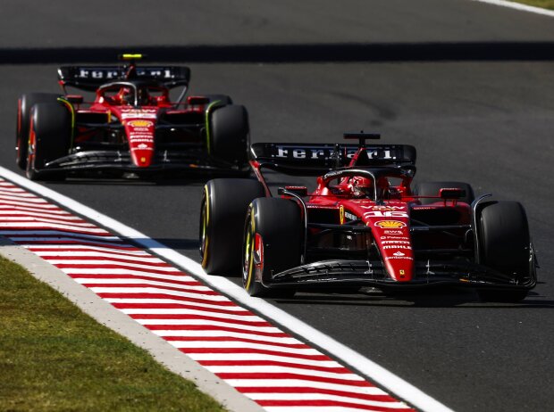 Charles Leclerc im Ferrari SF-23 vor Teamkollege Carlos Sainz beim Formel-1-Rennen in Ungarn 2023