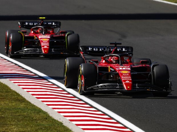 Charles Leclerc im Ferrari SF-23 vor Teamkollege Carlos Sainz beim Formel-1-Rennen in Ungarn 2023 Charles Leclerc im Ferrari SF-23 vor Teamkollege Carlos Sainz beim Formel-1-Rennen in Ungarn 2023