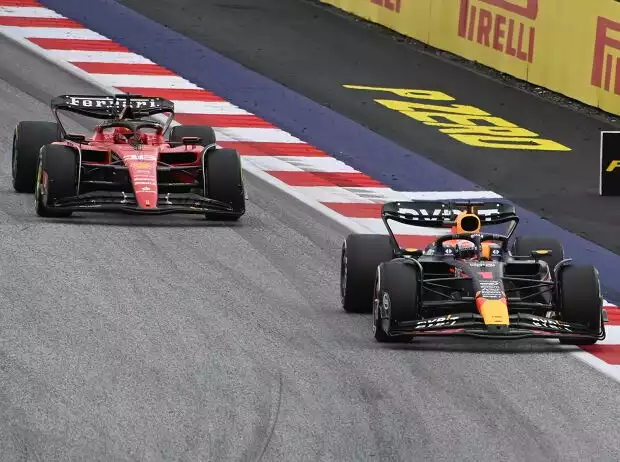 Max Verstappen im Red Bull RB19 vor Charles Leclerc im Ferrari SF-23 Titel-Bild zur News: Max Verstappen im Red Bull RB19 vor Charles Leclerc im Ferrari SF-23
