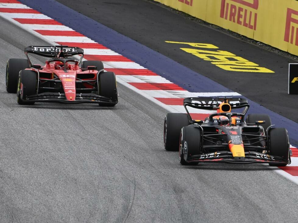 Max Verstappen im Red Bull RB19 vor Charles Leclerc im Ferrari SF-23