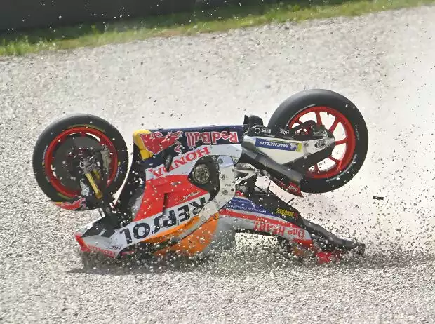 Titel-Bild zur News: Repsol-Honda von Marc Marquez nach Sturz im Kiesbett