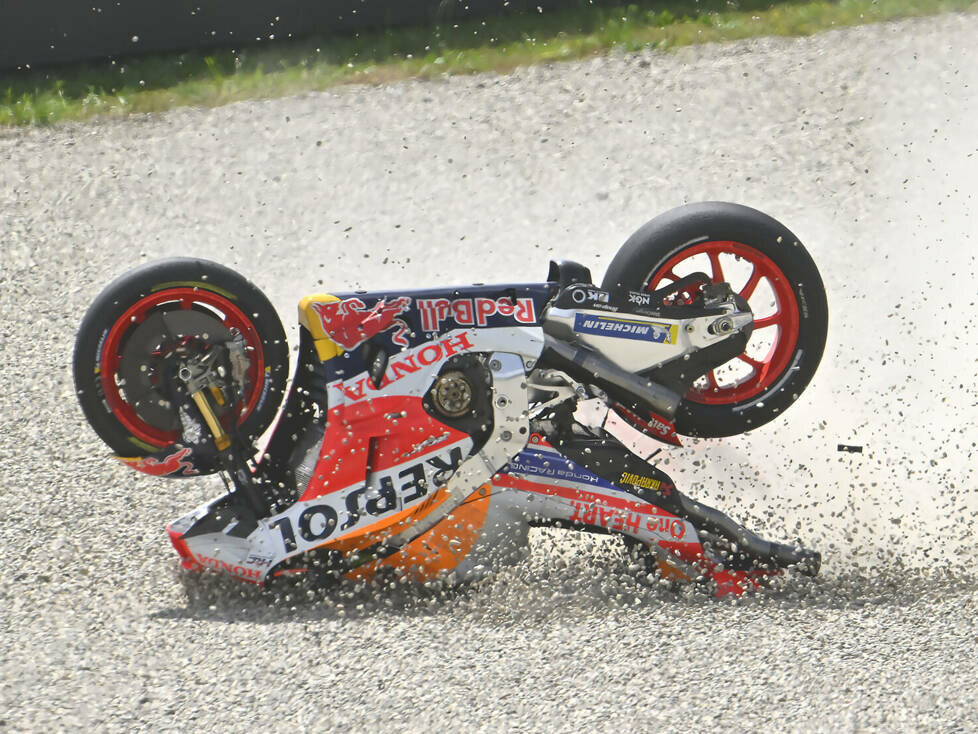 Repsol-Honda von Marc Marquez nach Sturz im Kiesbett
