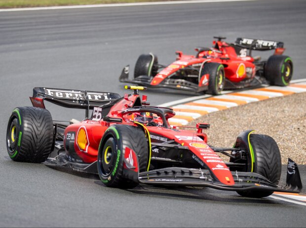 Carlos Sainz vor Ferrari-Teamkollege Charles Leclerc beim Formel-1-Rennen in Zandvoort 2023