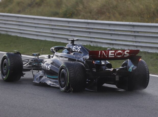 George Russell mit Reifenschaden hinten links an seinem Mercedes W14 in Zandvoort