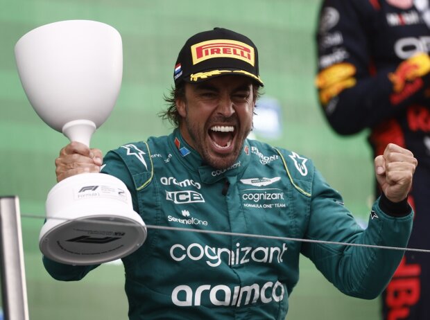 Titel-Bild zur News: Fernando Alonso bejubelt P2 beim Formel-1-Rennen in Zandvoort 2023 auf dem Podium