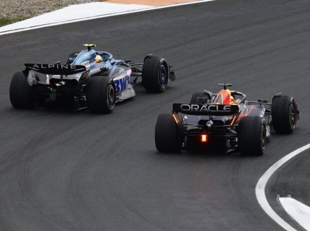 Titel-Bild zur News: Pierre Gasly im Alpine A523 neben Max Verstappen im Red Bull RB19 beim Formel-1-Rennen in Zandvoort 2023