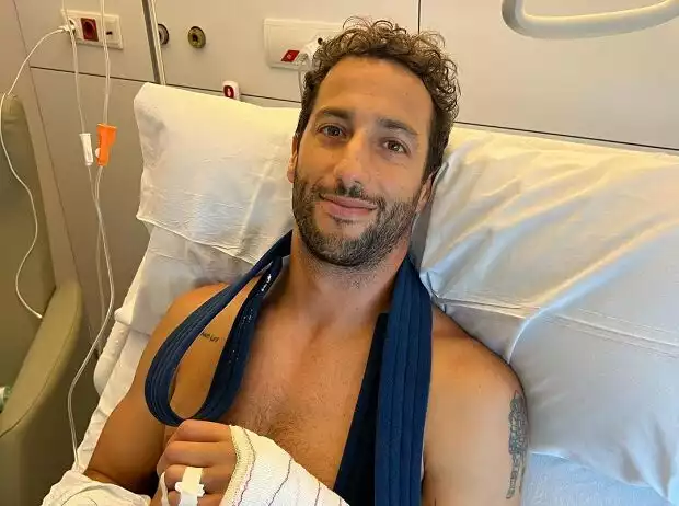 Titel-Bild zur News: Daniel Ricciardo nach seiner Operation bei Dr. Xavier Mir in Barcelona