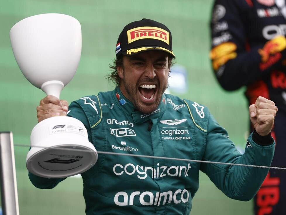 Fernando Alonso bejubelt P2 beim Formel-1-Rennen in Zandvoort 2023 auf dem Podium