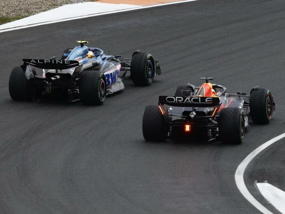 Pierre Gasly im Alpine A523 neben Max Verstappen im Red Bull RB19 beim Formel-1-Rennen in Zandvoort 2023