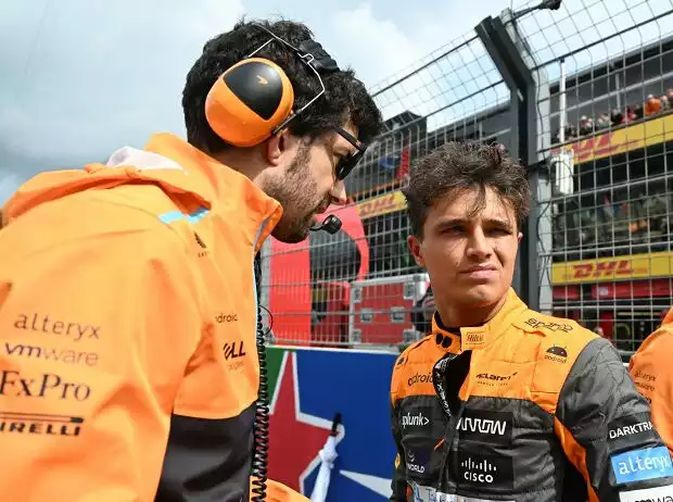 Titel-Bild zur News: Lando Norris im Gespräch mit seinem Renningenieur Jose Manuel Lopez