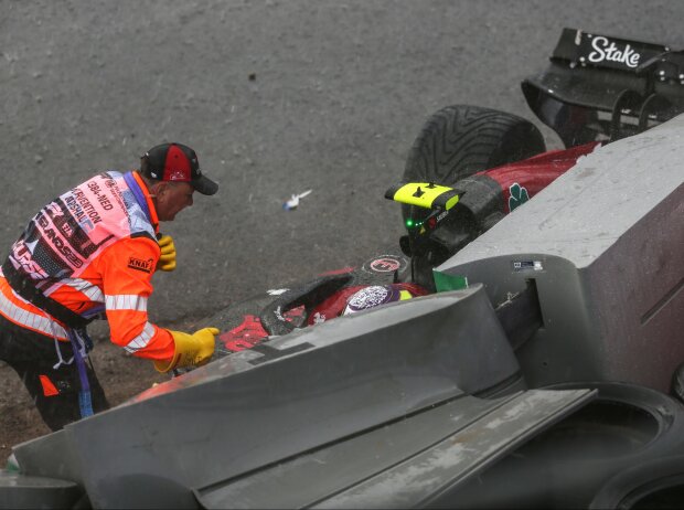 Titel-Bild zur News: Guanyu Zhou (Alfa Romeo) verunfallt beim Formel-1-Rennen in Zandvoort 2023