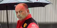 Ferrari-Teamchef Frederic Vasseur unter einem Regenschirm in Zandvoort 2023