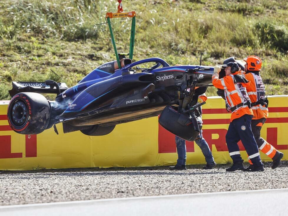Das Unfallauto von Williams-Fahrer Logan Sargeant am Kranhaken in Zandvoort 2023
