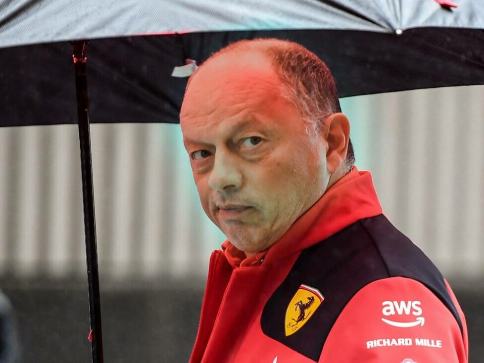 Ferrari-Teamchef Frederic Vasseur unter einem Regenschirm in Zandvoort 2023
