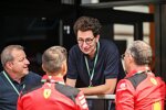 Mattia Binotto mit Ferrari-Mitarbeitern