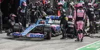 Pierre Gasly beim Boxenstopp vor der Box von Alpine
