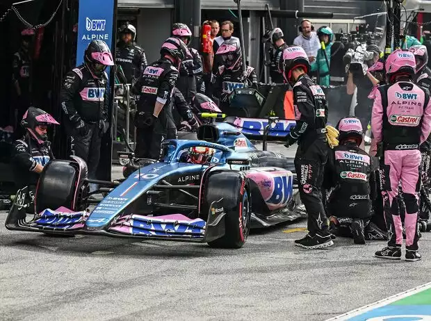 Pierre Gasly beim Boxenstopp vor der Box von Alpine Titel-Bild zur News: Pierre Gasly beim Boxenstopp vor der Box von Alpine