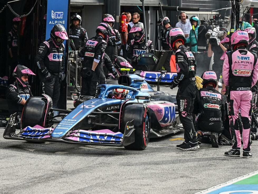 Pierre Gasly beim Boxenstopp vor der Box von Alpine