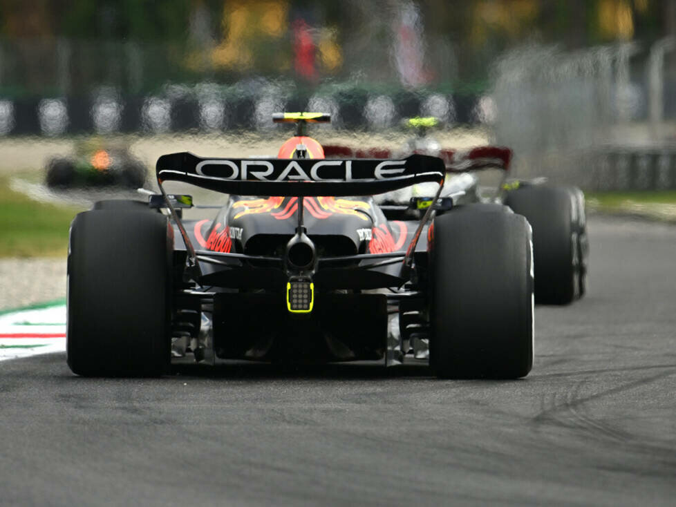 Sergio Perez (Red Bull RB19) im Training zum Formel-1-Rennen in Italien 2023