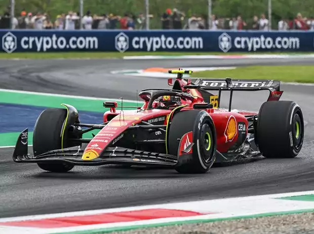 Carlos Sainz (Ferrari SF-23) beim Formel-1-Training in Monza 2023 Titel-Bild zur News: Carlos Sainz (Ferrari SF-23) beim Formel-1-Training in Monza 2023