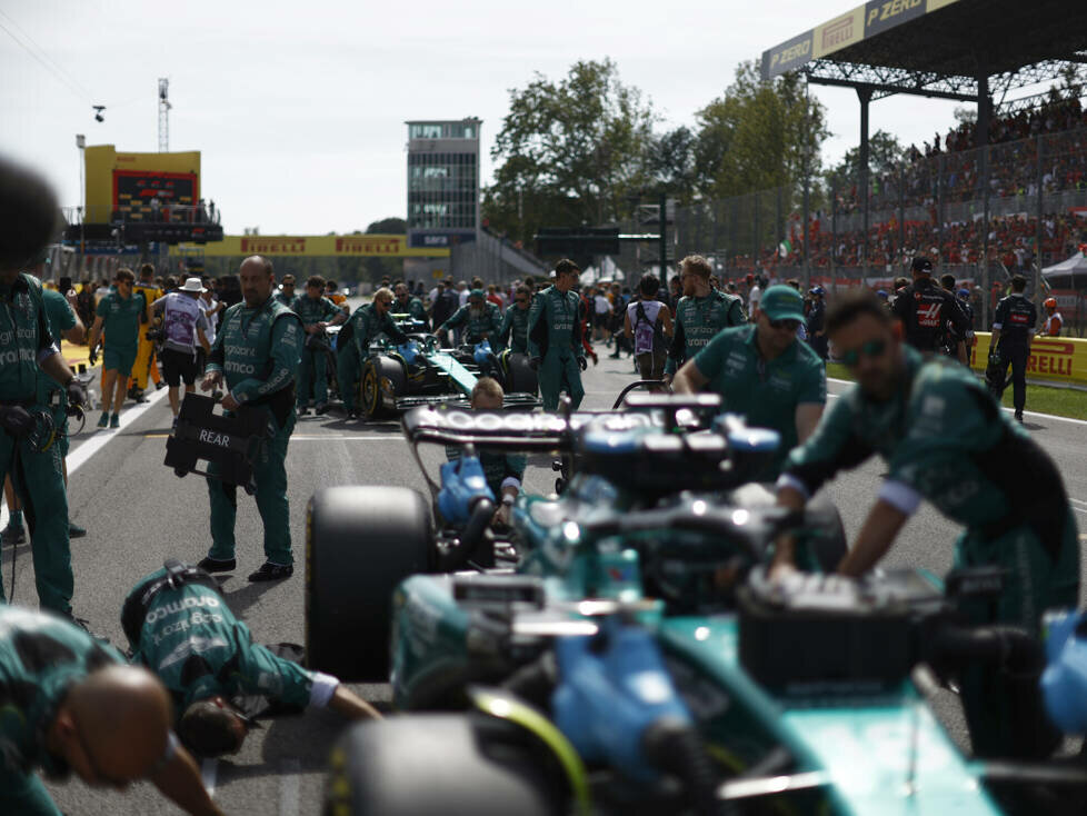 Fernando Alonso (Aston Martin) in der Startaufstellung zum Formel-1-Rennen in Monza 2023