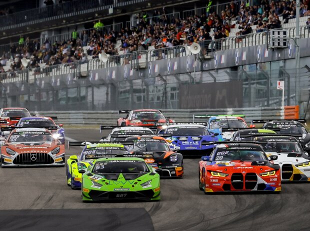 Titel-Bild zur News: Start des ADAC GT Masters 2023 auf dem Nürburgring