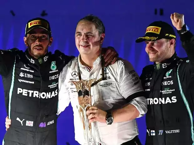 Lewis Hamilton und Valtteri Bottas feiern 2021 auf dem Formel-1-Podium Titel-Bild zur News: Lewis Hamilton und Valtteri Bottas feiern 2021 auf dem Formel-1-Podium