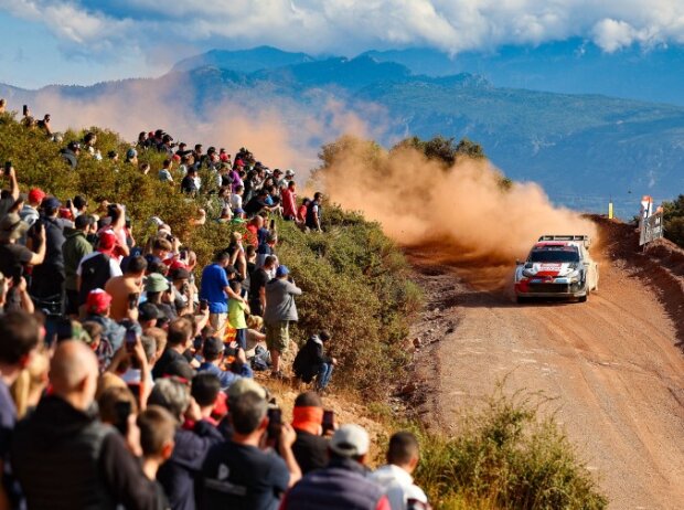 Titel-Bild zur News: Kalle Rovanperä bei der WRC-Rallye Griechenland 2023 vor Publikum