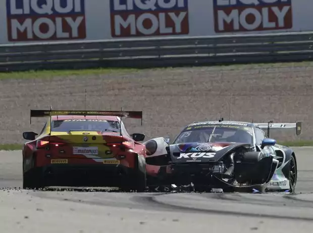 Titel-Bild zur News: Sheldon van der Linde und Laurin Heinrich beim DTM-Rennen am Sachsenring 2023