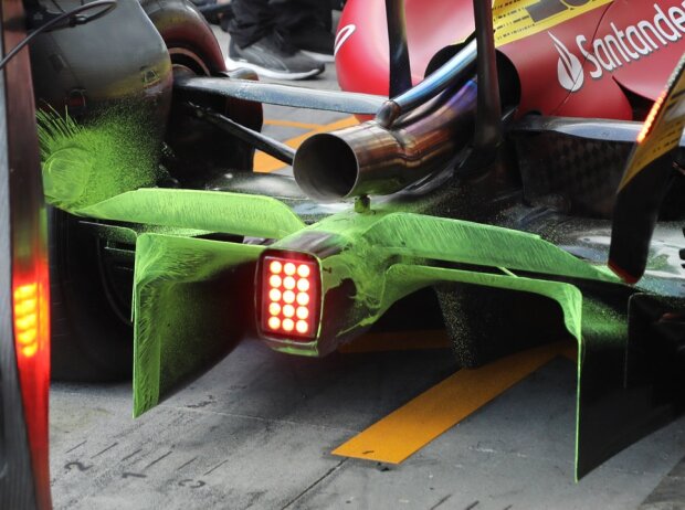Flow-Vis-Farbe am Diffusor des Ferrari F1-75 aus der Formel-1-Saison 2022 Flow-Vis-Farbe am Diffusor des Ferrari F1-75 aus der Formel-1-Saison 2022