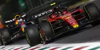 Carlos Sainz im Ferrari SF-23 vor Max Verstappen im Red Bull RB19 beim Formel-1-Rennen in Monza