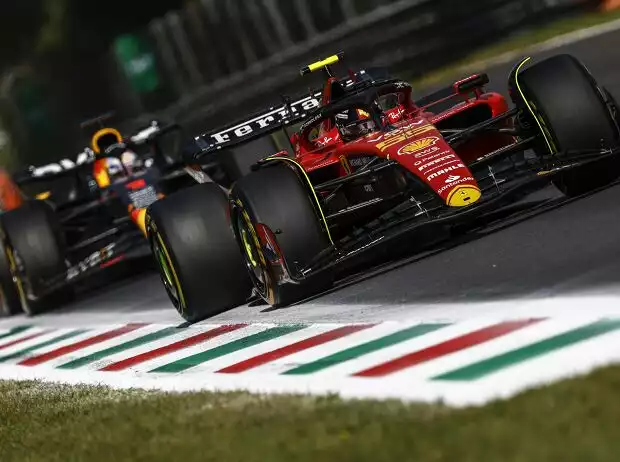 Carlos Sainz im Ferrari SF-23 vor Max Verstappen im Red Bull RB19 beim Formel-1-Rennen in Monza Titel-Bild zur News: Carlos Sainz im Ferrari SF-23 vor Max Verstappen im Red Bull RB19 beim Formel-1-Rennen in Monza