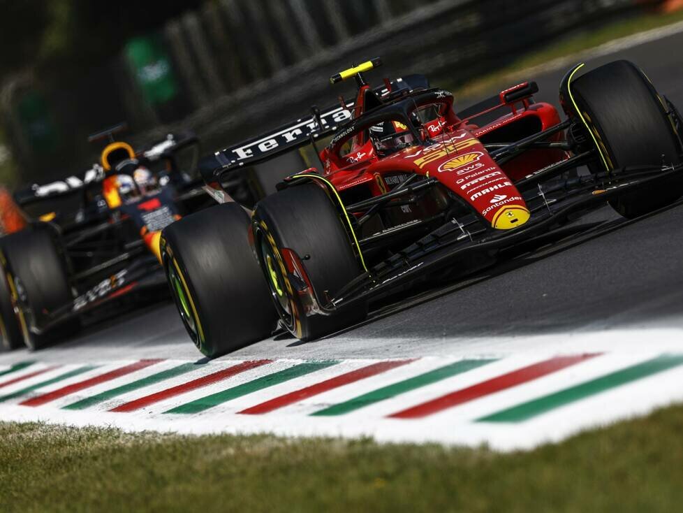 Carlos Sainz im Ferrari SF-23 vor Max Verstappen im Red Bull RB19 beim Formel-1-Rennen in Monza